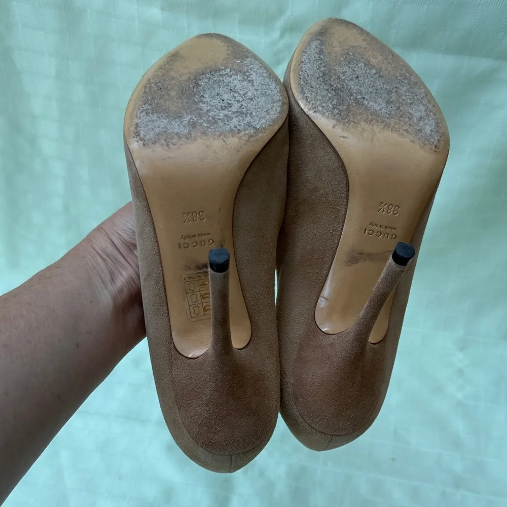 Classic Gucci Tan Suede Pointed-Toe Pumps with Exclusive Gold Decor Box Included - Picture 15 of 15